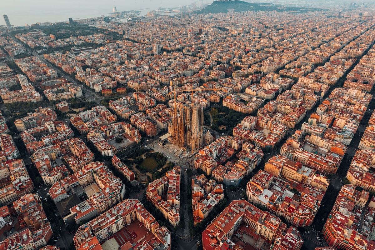 Vista urbana de Barcelona al atardecer