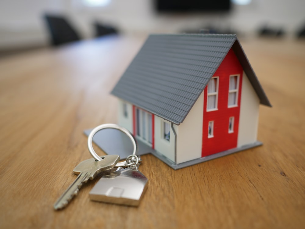 Llaves de vivienda sobre documentos